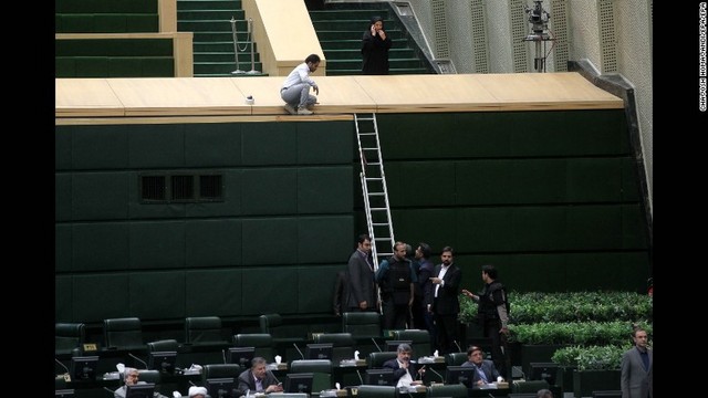 治安部隊が議員らを守るための国会内に入った