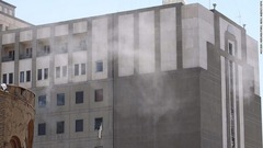 国会の建物から煙が上がる様子。襲撃犯は人質を取るなどした