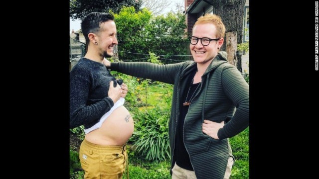 妊娠を喜ぶトランスジェンダーのリーズさん（左）とパートナーのチャプロウさん