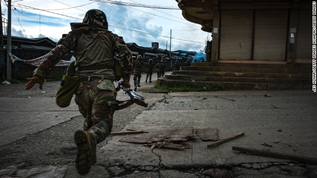 掃討作戦に従事するフィリピン軍兵士。米特殊部隊が支援していることが分かった