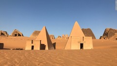 ２．これらのピラミッドは、紀元前８世紀から紀元後４世紀まで栄えたクシュ王国の時代までさかのぼる