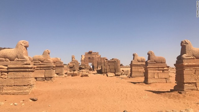 9.ナガのアムン寺院の入口に並ぶ雄羊の石像