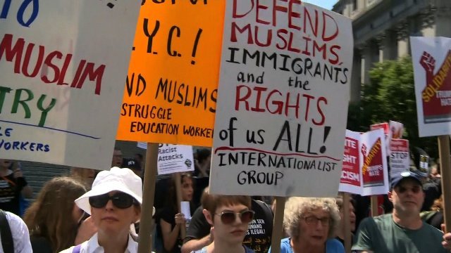 「反イスラム法」の集会が全米各地で開催され、一部で衝突も起きた