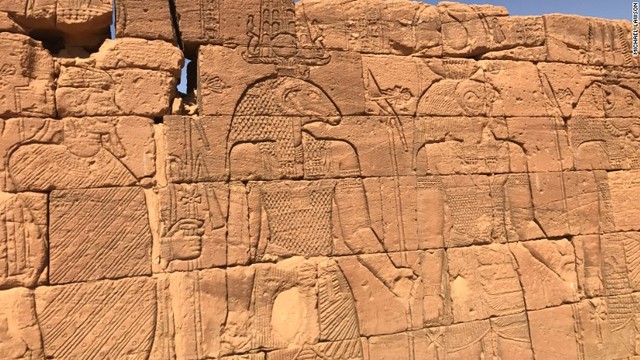 １０．エジプト美術を思わせるスーダンの壁彫刻