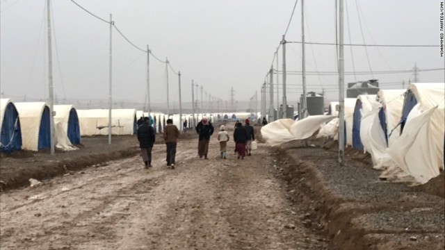 モスルなどのでの戦闘により避難してきた人々が難民キャンプで暮らしている