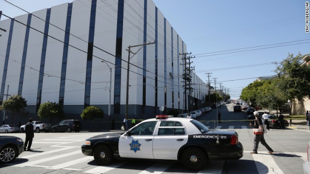 サンフランシスコの物流センターで銃撃事件があり、３人が死亡した