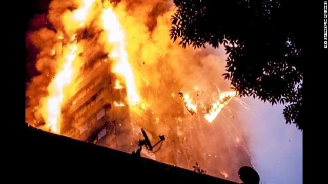 火災は１４日午前１時ごろ発生。瞬く間に建物全体が炎に包まれた