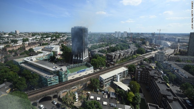英ロンドン西部の高層集合住宅で起きた火災で１７人が死亡