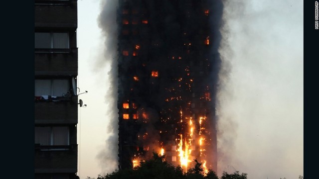 目撃者の1人は「1時間足らずで建物の最上部まで火が回った」と証言。バスローブにスリッパといった出で立ちで避難する人が多くいたという