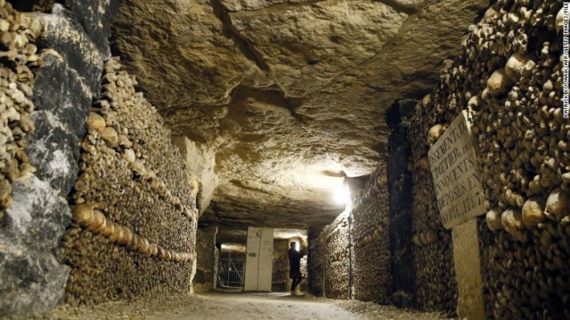 約６００万人分の遺骨が眠るとされるパリ地下の集団墓地「カタコンブ」