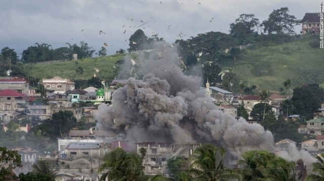 イスラム過激派の拠点に投下された爆弾が爆発＝９日、マラウィ市