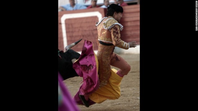 スペインの著名な闘牛士が、競技中に牛に突かれて死亡した