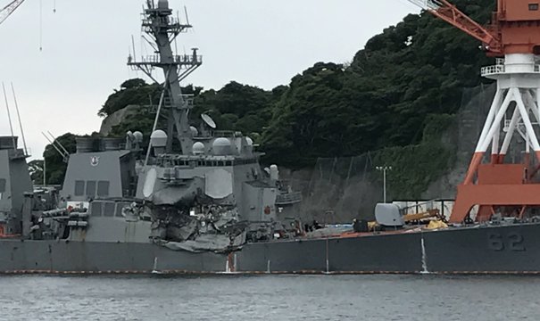 船体を損傷し、米海軍横須賀基地に戻ったフィッツジェラルド