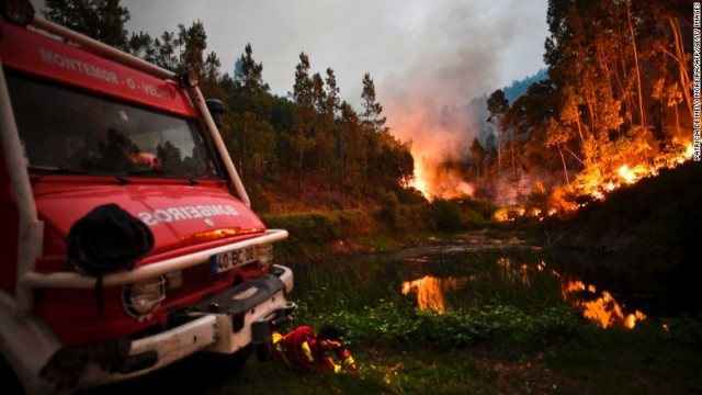 Cnn Co Jp 写真特集 ポルトガルで大規模な山火事 10 11