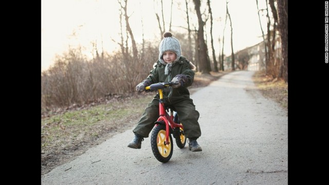 スウェーデン：自転車の乗り方を練習している子ども