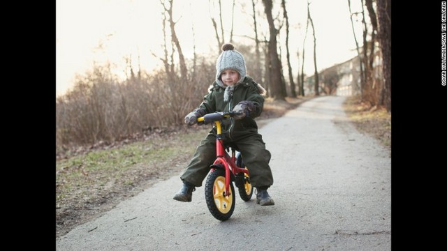 スウェーデン:自転車の乗り方を練習している子ども