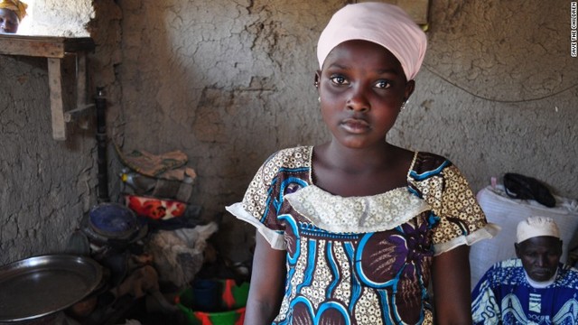 マリ：住んでいた村で紛争が起こり、学校に行けなくなった１２歳の少女。マリでは、４７．３％の子どもが学校に通えていない