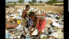 アンゴラ：ごみの中からプラスチックなどを集める少年。ここでは、１割以上の子どもが５歳の誕生日を迎えることが出来ない