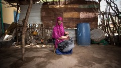 ソマリア：２カ月の娘を抱く１６歳の母親。ソマリアでは若年出産の割合が高く、その割合は１５～１９歳の少女１０００人に対して１０２．６人。米国は同２１．２人、スウェーデンは同５．７人
