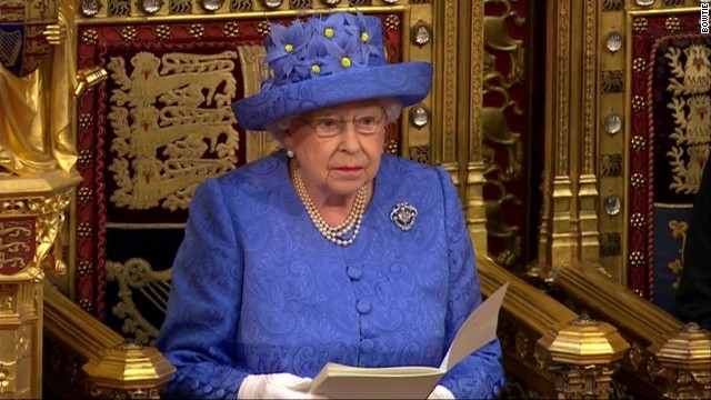 英政府の施政方針を読み上げるエリザベス女王