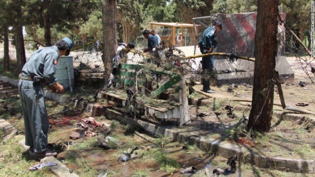 爆発現場を捜索するアフガニスタンの治安部隊