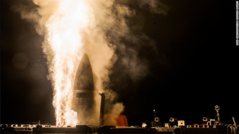 ２月に米ミサイル駆逐艦が迎撃ミサイルを発射した際の様子。同様の試験が今週行われ失敗した
