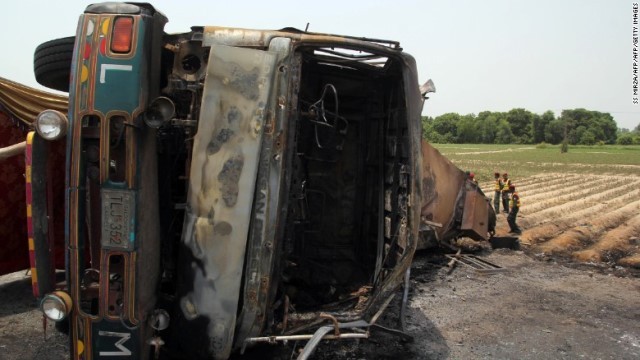 タンクローリーが爆発し、少なくとも１４０人が死亡した