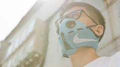 北京で活動するデザイナーが製作したファッション性重視の大気汚染対策用マスク。分解したスニーカーを組み合わせて作られている