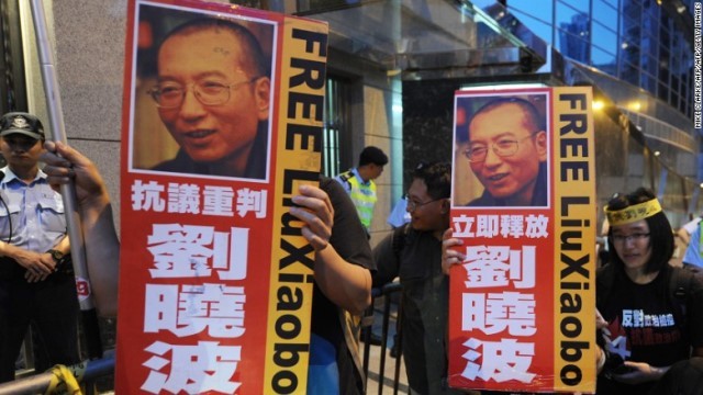 劉暁波氏の釈放を求めてデモを行う人々＝２０１０年、香港