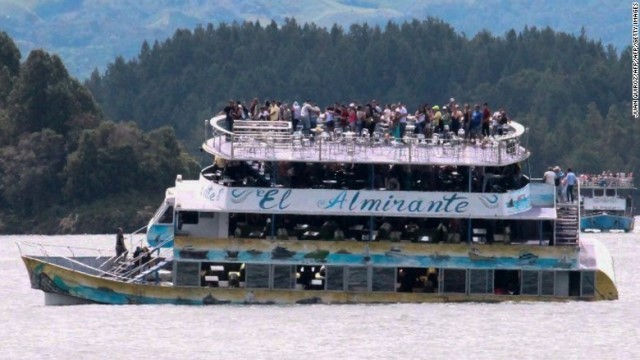 コロンビアで観光船が沈没し、死者が出ている