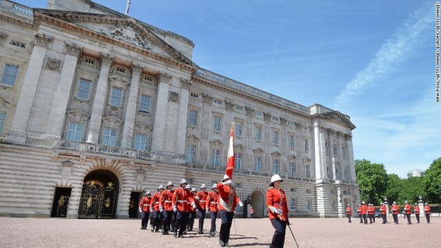 この日は英連邦王国の構成国のひとつ、カナダの軽歩兵連隊が衛兵交代の任務を引き継いだ