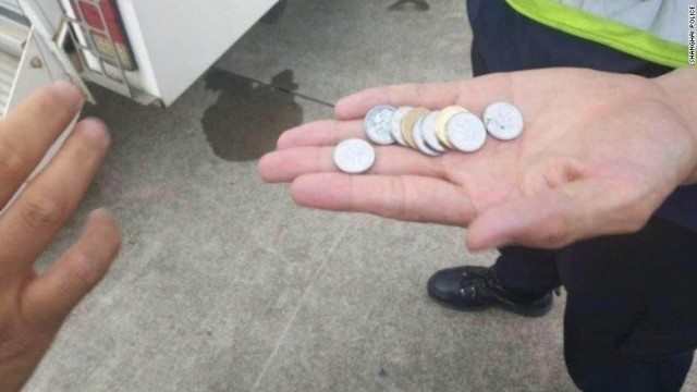 警察が公開した空港で回収された硬貨の画像