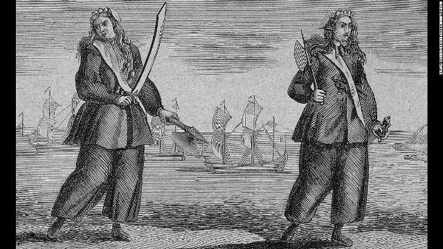 剣と斧を手にした女海賊のメアリー・リードとアン・ボニー