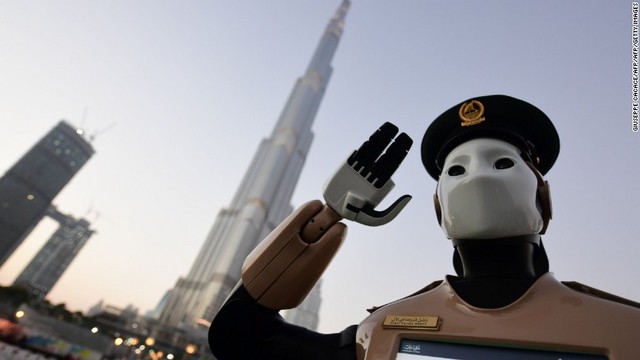 スペインの企業が開発し、ドバイ警察が5月に導入したロボット警官。市民はタッチスクリーンのインターフェースを通じて、情報の入手や犯罪の通報を行うことができる