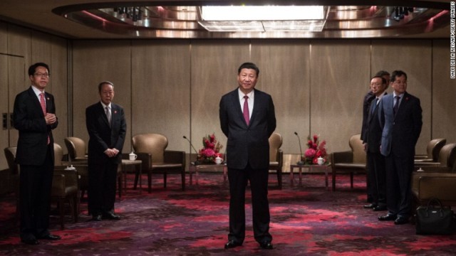 中国国家主席として初めて香港を訪れた習近平（シーチンピン）氏（中央）