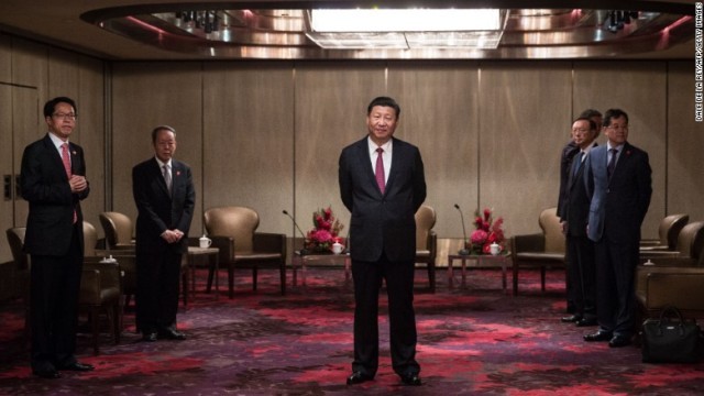 中国国家主席として初めて香港を訪れた習近平（シーチンピン）氏（中央）