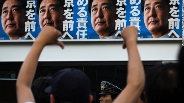 安倍晋三首相のポスターに反応する有権者