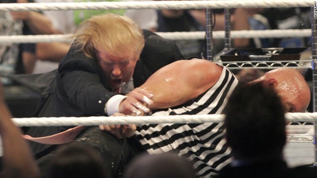 ２００７年、プロレス団体のイベントでリングに上がるトランプ氏