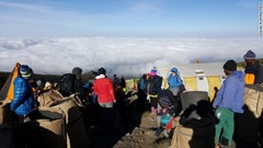 雲を見下ろす高度でテントを張り、キャンプする