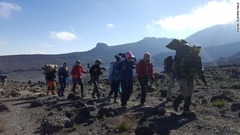 試合が行われるキリマンジャロの山頂へ向かう選手たち