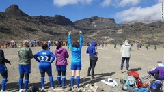 「火山」チーム対「氷河」チームの試合は０－０の引き分けで終了した