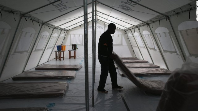 エボラ患者の受け入れ施設の準備をする男性。コンゴでは２０１４年の発生時には約５０人の死者が出ていた＝２０１４年撮影