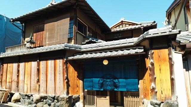 京都二寧坂ヤサカ茶屋店は、築１００年の木造家屋を改修して作られた
