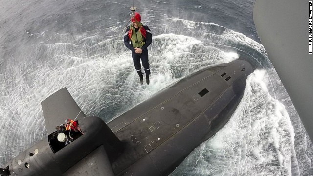 ヘリからつり下げられて原子力潜水艦「ル・テリブル」に乗艦するマクロン仏大統領