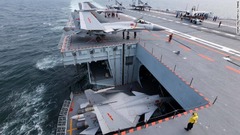  遼寧の艦載機のＪ１５戦闘機を格納庫に搬入する
