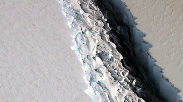 ２０１６年１１月に撮影した「ラーセンＣ氷棚」の亀裂＝NASA