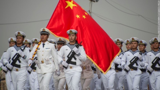 ジブチの独立記念日を祝う式典でパレードする中国海軍兵士