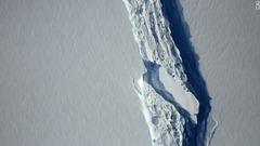 南極の巨大氷山、大陸から分離　重さ１兆トン