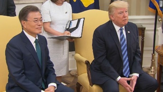 先月の首脳会談でもトランプ米大統領（右）は韓国の文大統領に貿易面で不満を伝えていた