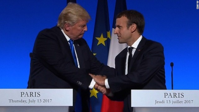 パリで行われた会談後、共同記者会見で握手を交わすマクロン氏（右）とトランプ氏